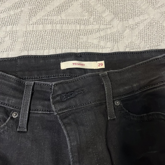 Levi’s women’s black distressed skinny jeans - Picture 3 of 4